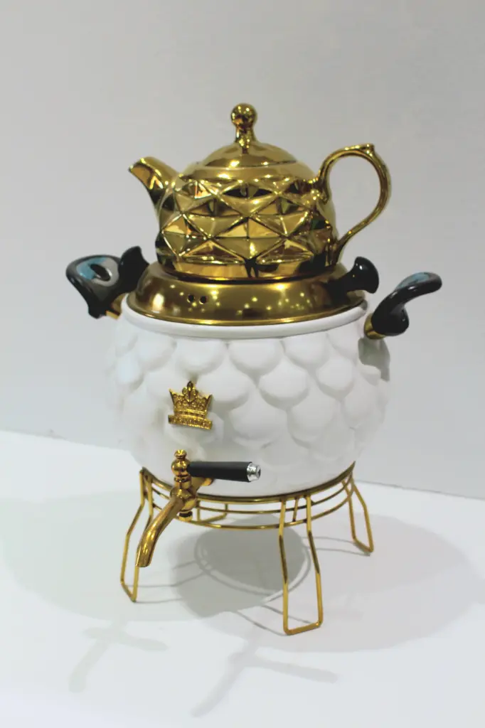 کتری قوری طرح رو گازی سفید